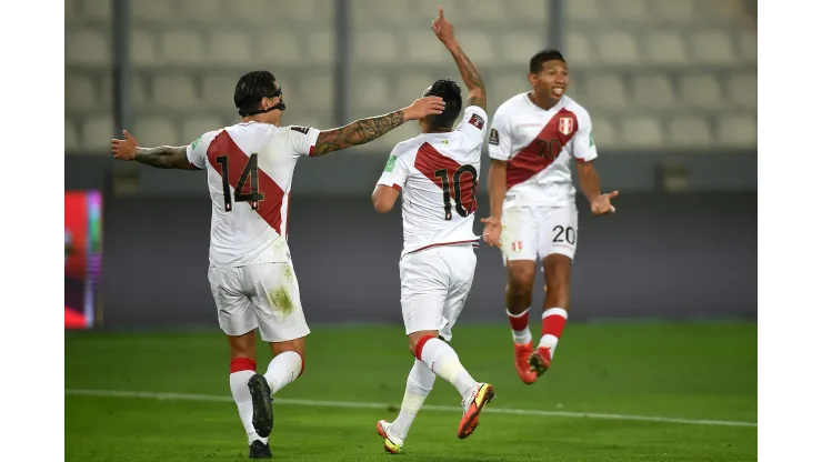 LIMA, PERU - SEPTEMBER 05: Christian Cueva (C) of Peru celebrates with teammates Gianluca Lapadula (L) and Edison Flores (R) after scoring the first goal of his team during a match between Peru and Venezuela as part of South American Qualifiers for Qatar 2022 at Estadio Nacional de Lima on September 05, 2021 in Lima, Peru. (Photo by Ernesto Benavides - Pool/Getty Images)
