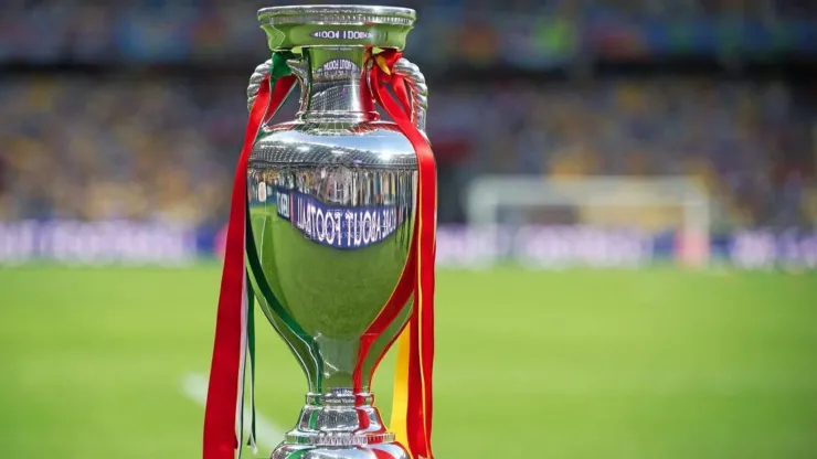 El trofeo de la Eurocopa que se disputarán 24 selecciones.
