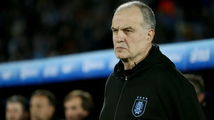 Marcelo Bielsa prepara los duelos contra Colombia y Brasil. Hasta el momento Uruguay tiene tres puntos tras el triunfo contra Chile y la caída ante Ecuador 
