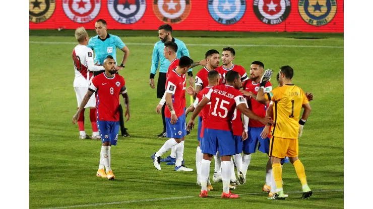 SANTIAGO, CHILE - NOVEMBER 13: Players of Chile celebrate after winning a match between Chile and Peru as part of South American Qualifiers for Qatar 2022 at Estadio Nacional de Chile on November 13, 2020 in Santiago, Chile. (Photo by León Esteban Felix-Pool/Getty Images)
