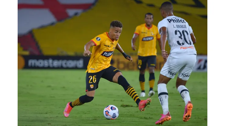 GUAYAQUIL, ECUADOR - MAY 26: Byron Castillo of Barcelona SC competes for the ball with Lucas Braga of Santos during a group C match of Copa CONMEBOL Libertadores 2021 between Barcelona SC and Santos at Estadio Monumental Isidro Romero Carbo on May 26, 2021 in Guayaquil, Ecuador. (Photo by Marcos Pin - Pool/Getty Images)
