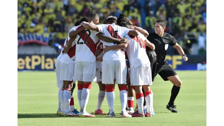 BARRANQUILLA, COLOMBIA - JANUARY 28: Players of Peru huddle before a match between Colombia and Peru as part of FIFA World Cup Qatar 2022 Qualifiers at Roberto Melendez Metropolitan Stadium on January 28, 2022 in Barranquilla, Colombia. (Photo by Gabriel Aponte/Getty Images)
