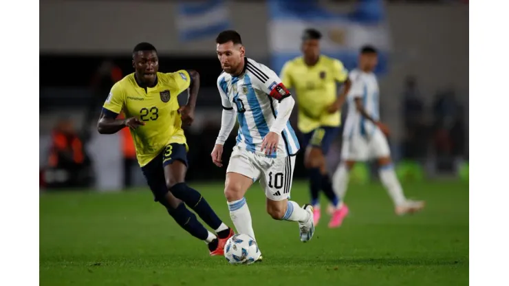 BUENOS AIRES, ARGENTINA - SEPTEMBER 7: Moises Caicedo (L) of Ecuador fights for the ball with Lionel Messi (R) of Argentina during a match between Argentina and Ecuador as part of FIFA World Cup 2026 Qualifiers at Estadio Mas Monumental Antonio Vespucio Liberti on September 7, 2023 in Buenos Aires, Argentina. (Photo by Gustavo Ortiz/Jam Media/Getty Images)
