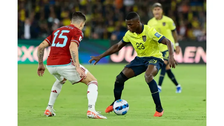 QUITO, ECUADOR - OCTOBER 17: Moises Caicedo of Ecuador competes for the ball with Mateus Uribe of Colombia during a FIFA World Cup 2026 Qualifier match between Ecuador and Colombia at Rodrigo Paz Delgado Stadium on October 17, 2023 in Quito, Ecuador. (Photo by Franklin Jacome/Getty Images)
