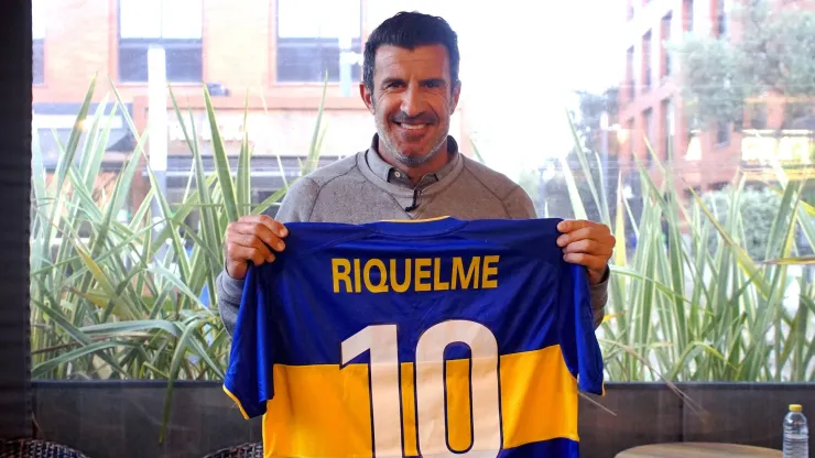 Luis Figo le entregó a Legends la camiseta que intercambió con Juan Román Riquelme en la Copa Intercontinental 2000. Foto: Legends.
