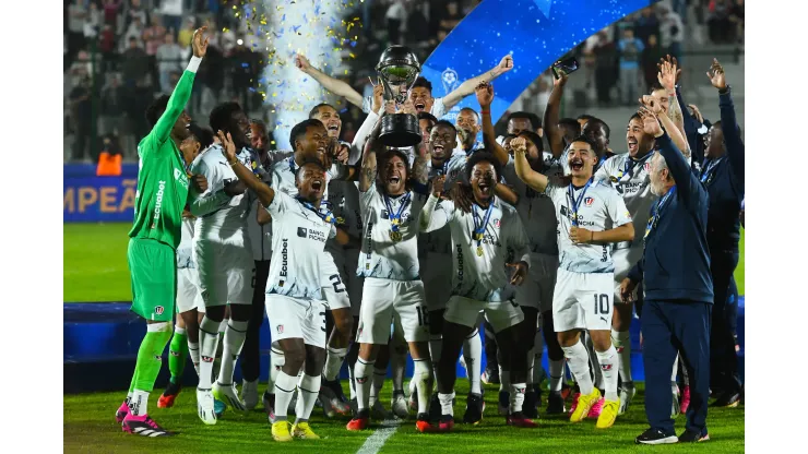 MALDONADO, URUGUAY - OCTOBER 28: Ezequiel Piovi of Liga de Quito lifts the trophy as the team becomes Sudamericana champion after winning the Copa CONMEBOL Sudamericana 2023 final match between LDU Quito and Fortaleza at Estadio Domingo Burgueño Miguel on October 28, 2023 in Maldonado, Uruguay. (Photo by Marcelo Endelli/Getty Images)
