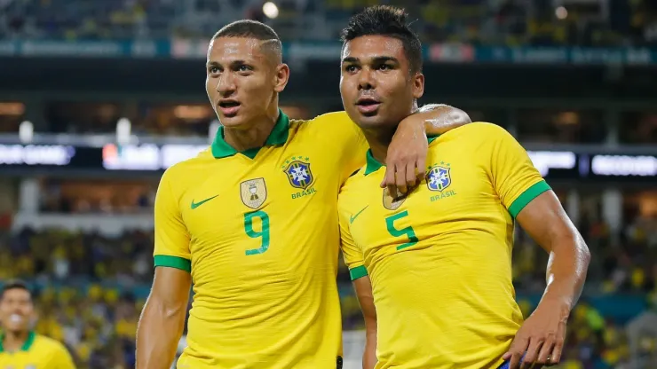 Casemiro, junto a Richarlison, figuras de Brasil.
