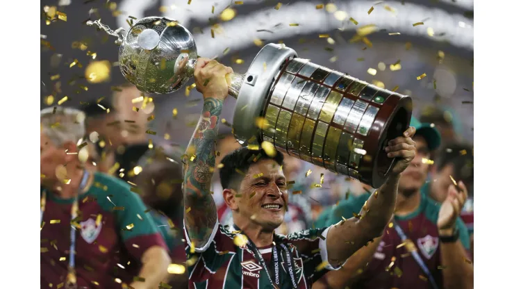 RIO DE JANEIRO, BRAZIL - NOVEMBER 04: Germán Cano of Fluminense lifts the trophy after winning the final match of Copa CONMEBOL Libertadores 2023 between Fluminense and Boca Juniors at Maracana Stadium on November 04, 2023 in Rio de Janeiro, Brazil. (Photo by Ricardo Moreira/Getty Images)
