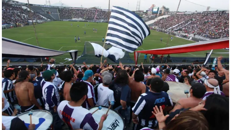 Hinchas de Alianza Lima le roban moto a Policía de tránsito.
