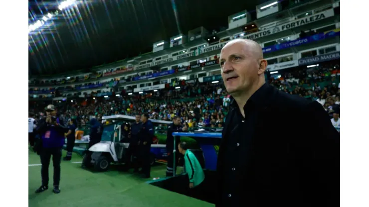 LEON, MEXICO - NOVEMBER 26: Pablo Repetto head coach of Santos Laguna looks on prior the Play-in match between Leon and Santos Laguna as part of the Torneo Apertura 2023 Liga MX at Leon Stadium on November 26, 2023 in Leon, Mexico. (Photo by Leopoldo Smith/Getty Images)
