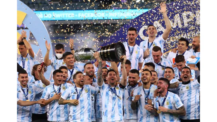 RIO DE JANEIRO, BRAZIL - JULY 10: Lionel Messi of Argentina lifts the trophy with teammates after winning the final of Copa America Brazil 2021 between Brazil and Argentina at Maracana Stadium on July 10, 2021 in Rio de Janeiro, Brazil. (Photo by Buda Mendes/Getty Images)
