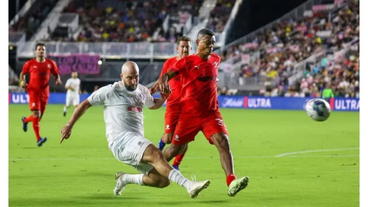 Iván Hurtado intentó marcar a Usain Bolt y así le fue