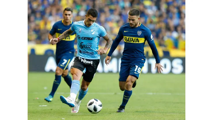 BUENOS AIRES, ARGENTINA - FEBRUARY 11: Adrian Arregui of Temperley fights for the ball with Nahitan Nandez of Boca Juniors during a match between Boca Juniors and Temperley as part of the Superliga 2017/18 at Alberto J. Armando Stadium on February 11, 2018 in Buenos Aires, Argentina. (Photo by Gabriel Rossi/Getty Images)
