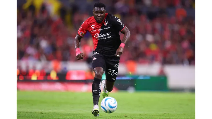 GUADALAJARA, MEXICO - SEPTEMBER 17: Jordy Caicedo of Atlas in action during the 8th round match between Atlas and Tigres UANL as part of the Torneo Apertura 2023 Liga MX at Jalisco Stadium on September 17, 2023 in Guadalajara, Mexico. (Photo by Simon Barber/Getty Images)
