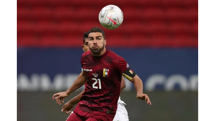 BRASILIA, BRAZIL - JUNE 27:  Alexander Gonzalez of Venezuela and Raziel Garcia of Peru fight for the ball during a Group B Match between Venezuela and Peru as part of Copa America Brazil 2021 at Mane Garrincha Stadium on June 27, 2021 in Brasilia, Brazil. (Photo by Buda Mendes/Getty Images)
