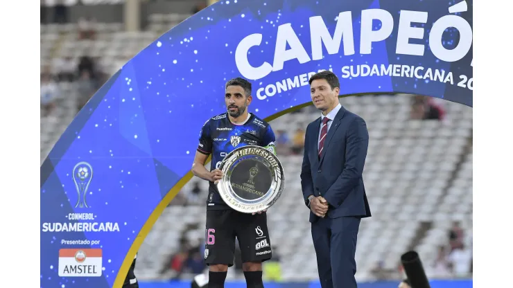 CORDOBA, ARGENTINA - OCTOBER 01: Cristian Pellerano of Independiente del Valle receives the Bridgestone trophy after the Copa CONMEBOL Sudamericana 2022 Final match between Sao Paulo and Independiente del Valle at Mario Alberto Kempes Stadium on October 01, 2022 in Cordoba, Argentina. (Photo by Hernan Cortez/Getty Images)
