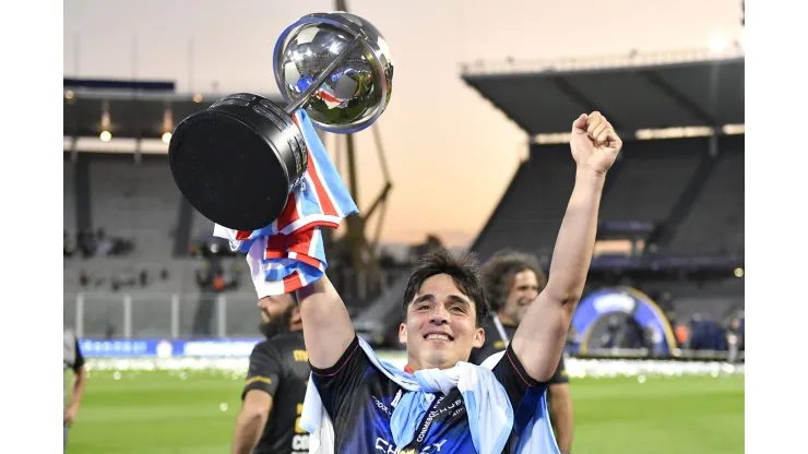 CORDOBA, ARGENTINA - OCTOBER 01: Lorenzo Faravelli of Independiente del Valle celebrates with the trophy after winning the Copa CONMEBOL Sudamericana 2022 Final match between Sao Paulo and Independiente del Valle at Mario Alberto Kempes Stadium on October 01, 2022 in Cordoba, Argentina. (Photo by Hernan Cortez/Getty Images)
