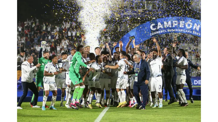 MALDONADO, URUGUAY - OCTOBER 28: Ezequiel Piovi of Liga de Quito lifts the trophy as the team becomes Sudamericana champion after winning the Copa CONMEBOL Sudamericana 2023 final match between LDU Quito and Fortaleza at Estadio Domingo Burgueño Miguel on October 28, 2023 in Maldonado, Uruguay. (Photo by Ernesto Ryan/Getty Images)
