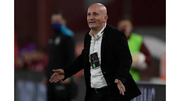 AVELLANEDA, ARGENTINA - OCTOBER 20: Pablo Repetto coach of LDU gives instructions during a Group D match of Copa CONMEBOL Libertadores 2020 between River Plate and Liga Deportiva Universitaria de Quito at Estadio Libertadores de America on October 20, 2020 in Avellaneda, Argentina. (Photo by Juan Mabromata - Pool/Getty Images)
