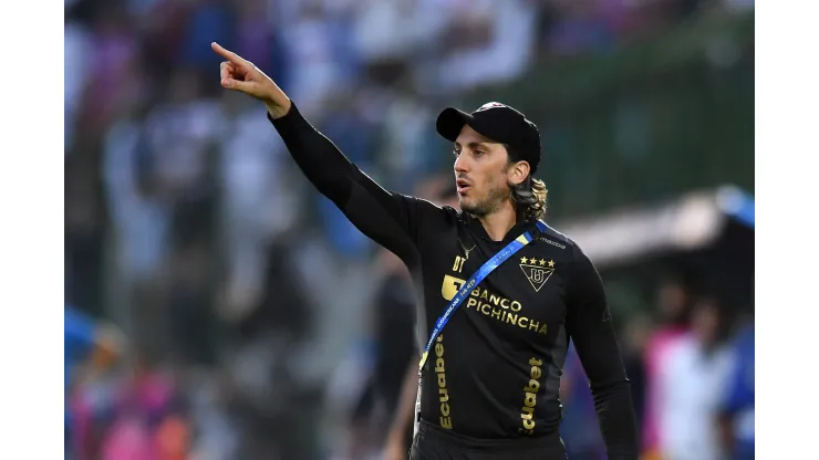 MALDONADO, URUGUAY - OCTOBER 28: Luis Zubeldia head coach of Liga de Quito gestures during the Copa CONMEBOL Sudamericana 2023 final match between LDU Quito and Fortaleza at Estadio Domingo Burgueño Miguel on October 28, 2023 in Maldonado, Uruguay. (Photo by Marcelo Endelli/Getty Images)
