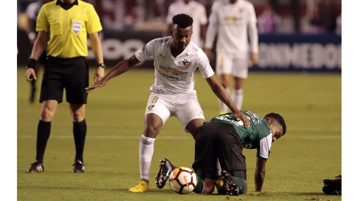 QUITO, ECUADOR - AUGUST 22: Jefferson Orejuela of Liga de Quito fights for the ball with Darwin Andrade of Deportivo Cali during a round of sixteen match between Liga de Quito and Deportivo Cali as part of Copa CONMEBOL Sudamericana 2018 at Estadio Rodrigo Paz Delgado on August 22, 2018 in Quito, Ecuador. (Photo by Franklin Jacome/Getty Images)
