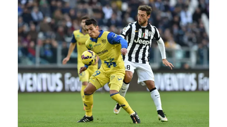 TURIN, ITALY - JANUARY 25:  Claudio Marchisio (R) of Juventus FC competes with Ruben Botta of AC Chievo Verona during the Serie A match between Juventus FC and AC Chievo Verona at Juventus Arena on January 25, 2015 in Turin, Italy.  (Photo by Valerio Pennicino/Getty Images)
