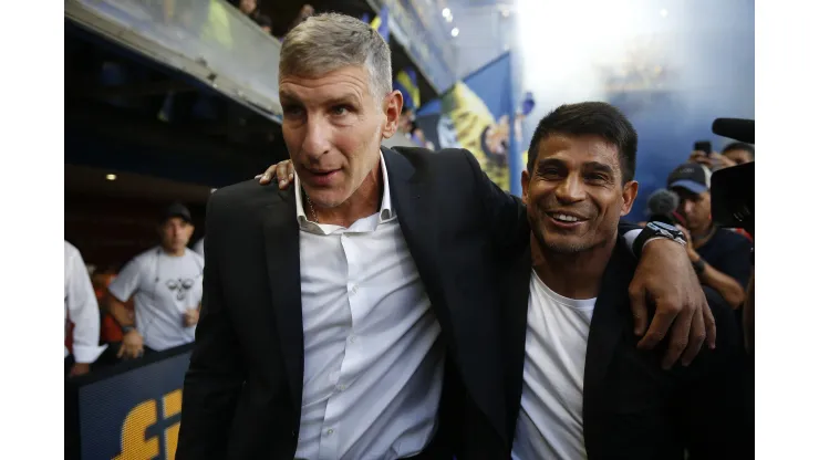 BUENOS AIRES, ARGENTINA - FEBRUARY 19: Martin Palermo coach of Platense and Hugo Ibarra coach of Boca Juniors embrace before a match between Boca Juniors and Platense as part of Liga Profesional 2023  at Estadio Alberto J. Armando on February 19, 2023 in Buenos Aires, Argentina. (Photo by Daniel Jayo/Getty Images)
