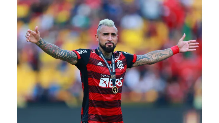 GUAYAQUIL, ECUADOR - OCTOBER 29: Arturo Vidal of Flamengo celebrates after winning the final of Copa CONMEBOL Libertadores 2022 between Flamengo and Athletico Paranaense at Estadio Monumental Isidro Romero Carbo on October 29, 2022 in Guayaquil, Ecuador. (Photo by Buda Mendes/Getty Images)
