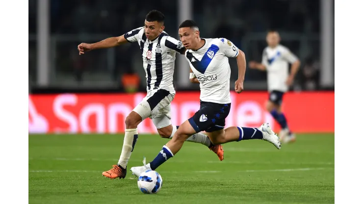 CORDOBA, ARGENTINA - AUGUST 10: Abiel Osorio of Velez battles for possession with Diego Ortegoza of Talleres during a Copa CONMEBOL Libertadores 2022 quarterfinal second leg match between Talleres and Velez at Mario Alberto Kempes Stadium on August 10, 2022 in Cordoba, Argentina. (Photo by Marcelo Endelli/Getty Images)
