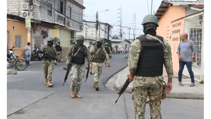 Militares en la Coop. Santiago de Roldós. Foto: Alex Lima, diario Extra.
