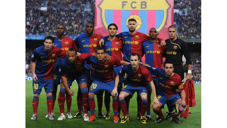 BARCELONA, SPAIN - APRIL 28:  Barcelona team line up prior to the UEFA Champions League Semi Final First Leg match between Barcelona and Chelsea at the Nou Camp Stadium on April 28, 2009 in Barcelona, Spain.  (Photo by Jasper Juinen/Getty Images)
