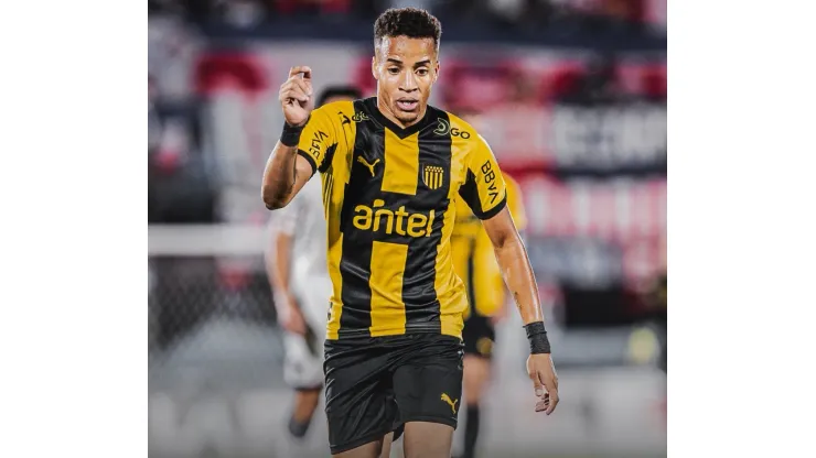 Asistencia de crack de Byron Castillo con Peñarol