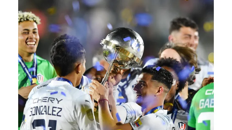 MALDONADO, URUGUAY - OCTOBER 28: Alexander Alvarado of Liga de Quito celebrates with the trophy as the team becomes Sudamericana champion after the Copa CONMEBOL Sudamericana 2023 final match between LDU Quito and Fortaleza at Estadio Domingo Burgueño Miguel on October 28, 2023 in Maldonado, Uruguay. (Photo by Marcelo Endelli/Getty Images)
