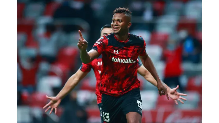 TOLUCA, MEXICO - MAY 12: Michael Estrada #13 of Toluca celebrates after scoring the second goal of his team during the quarterfinals first leg match between Toluca and Cruz Azul as part of the Torneo Guard1anes 2021 Liga MX at Nemesio Diez Stadium on May 12, 2021 in Toluca, Mexico. (Photo by Hector Vivas/Getty Images)
