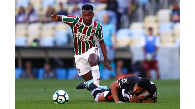 RIO DE JANEIRO, BRAZIL - AUGUST 26: Jefferson Orejuela (L) of Fluminense struggles for the ball with Andres Rios of Vasco da Gama during a match between Fluminense and Vasco da Gama as part of Brasileirao Series A 2017 at Maracana Stadium on August 26, 2017 in Rio de Janeiro, Brazil. (Photo by Buda Mendes/Getty Images)
