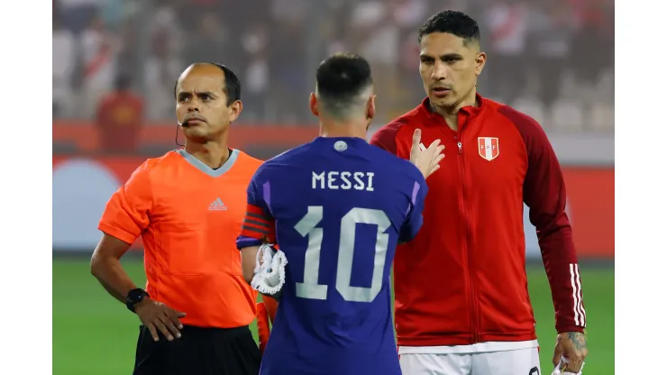 Paolo Guerrero y Lionel Messi
