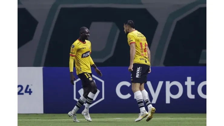 SAO PAULO, BRAZIL - JUNE 07: Francisco Fydriszewski of Barcelona SC celebrates with teammates after scoring the team's first goal during a match between Palmeiras and Barcelona SC as part of Copa CONMEBOL Libertadores 2023  at Allianz Parque on June 07, 2023 in Sao Paulo, Brazil. (Photo by Alexandre Schneider/Getty Images)
