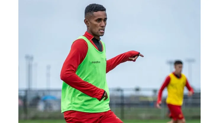 Fidel Martínez marca con lujo su primer gol con El Nacional