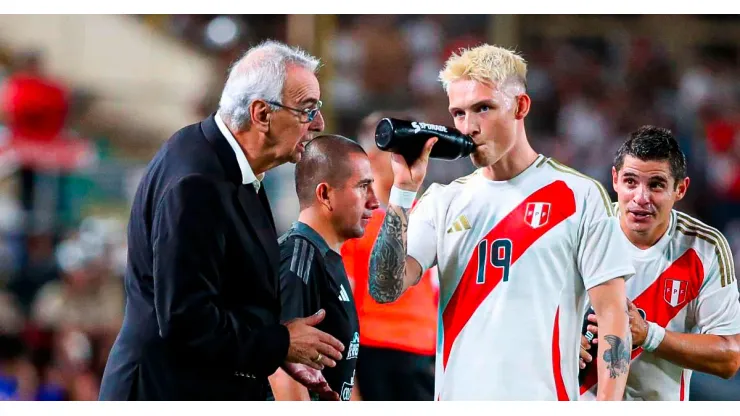 Jorge Fossati y Oliver Sonne de Perú.
