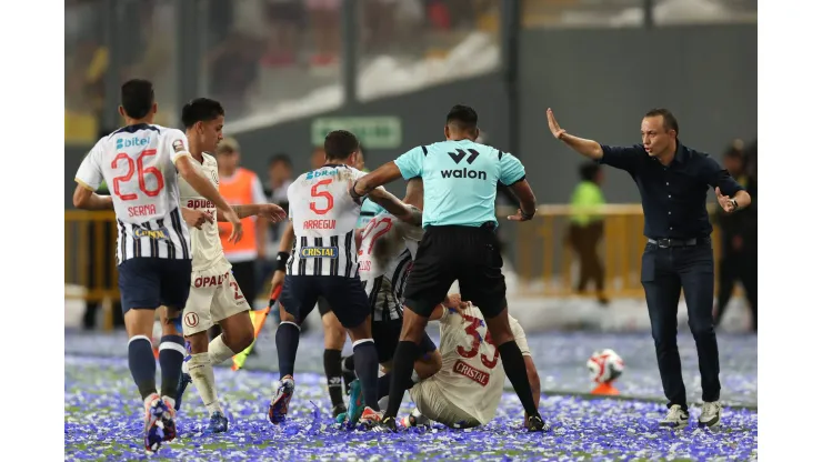 Jugadores de Alianza Lima y Universitario de Deportes
