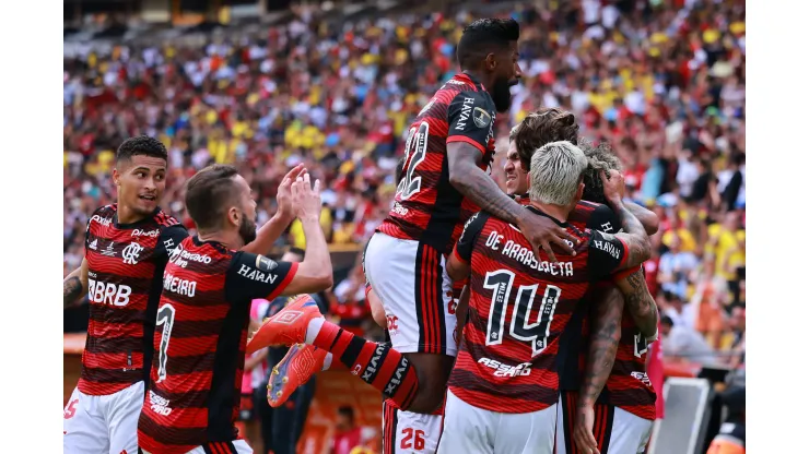 GUAYAQUIL, ECUADOR - OCTOBER 29: Gabriel Barbosa of Flamengo celebrates with teammates after scoring the first goal of his team during the final of Copa CONMEBOL Libertadores 2022 between Flamengo and Athletico Paranaense at Estadio Monumental Isidro Romero Carbo on October 29, 2022 in Guayaquil, Ecuador. (Photo by Hector Vivas/Getty Images)
