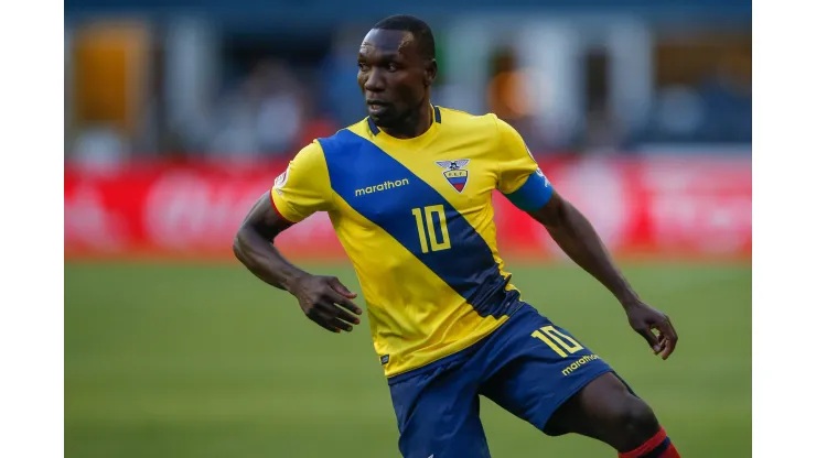 SEATTLE, WA - JUNE 16:  Walter Ayoví #10 of Ecuador dribbles against the United States during the 2016 Quarterfinal - Copa America Centenario match at CenturyLink Field on June 16, 2016 in Seattle, Washington.  (Photo by Otto Greule Jr/Getty Images)
