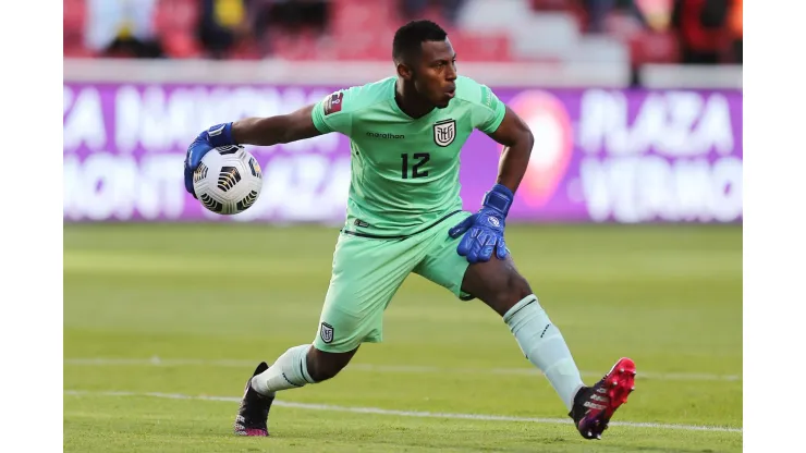 &#8212; Ecuador's goalkeeper Pedro Ortiz is seen during his South American qualification football match for the FIFA World Cup Qatar 2022 against Chile at the Rodrigo Paz Delgado Stadium in Quito on September 5, 2021. (Photo by Jose Jacome / POOL / AFP)
