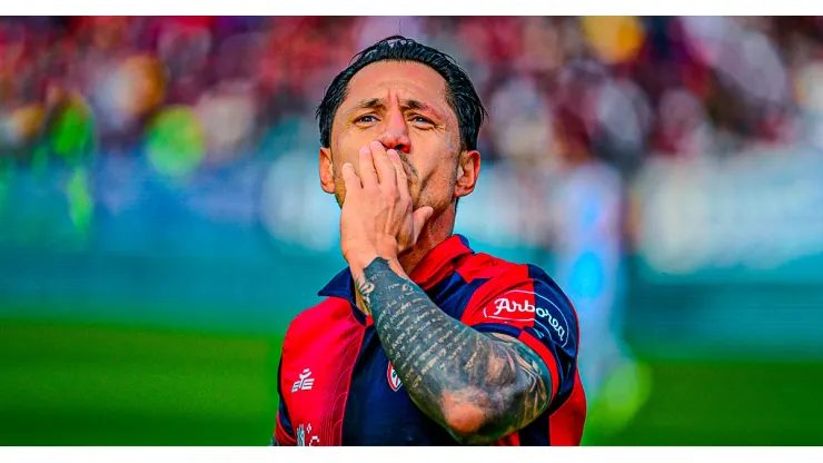 Gianluca Lapadula jugando para Cagliari.
