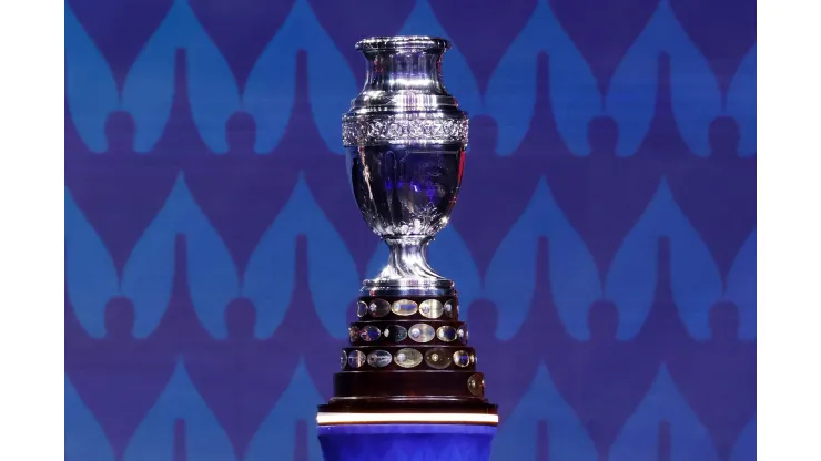 El trofeo de la Copa América.
