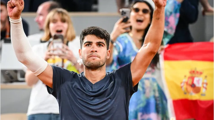 Alcaraz celebra su triunfo en primera ronda en el polvo de ladrillo francés
