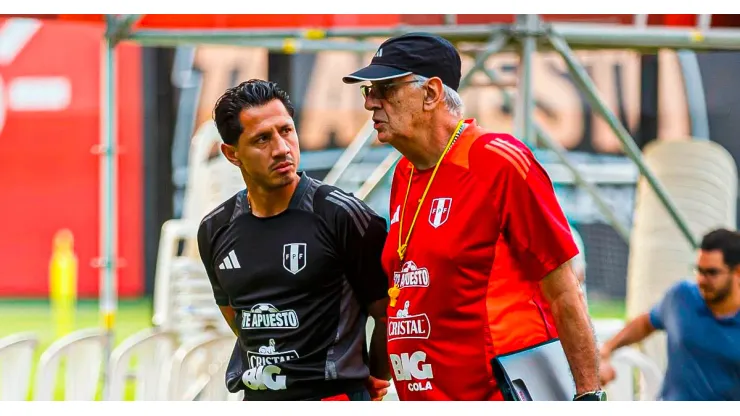 Lapadula y Fossati con Perú. 
