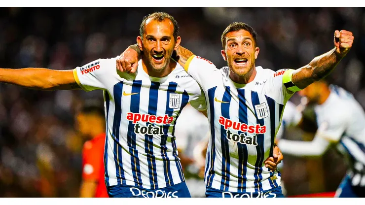 Hernán Barcos y Adrián Arregui jugando para Alianza Lima. 
