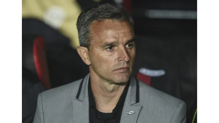 SANTA FE, ARGENTINA - SEPTEMBER 19: Pablo Lavallen coach of Colon looks on during the first leg semifinal of Copa CONMEBOL Sudamericana 2019 between Colon and Atletico MG at Brigadier General Estanislao Lopez Stadium on September 19, 2019 in Santa Fe, Argentina. (Photo by Marcelo Endelli/Getty Images)
