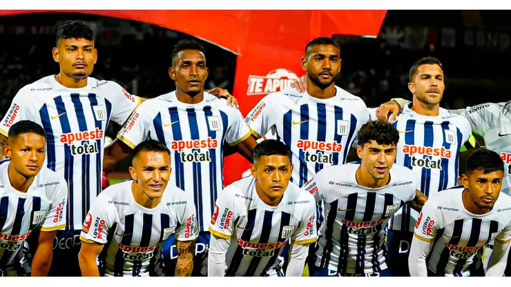 Alianza Lima jugando la Liga 1 de Perú.
